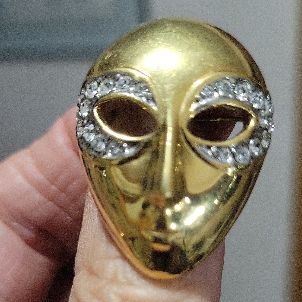 BUTLER MASK BROOCH